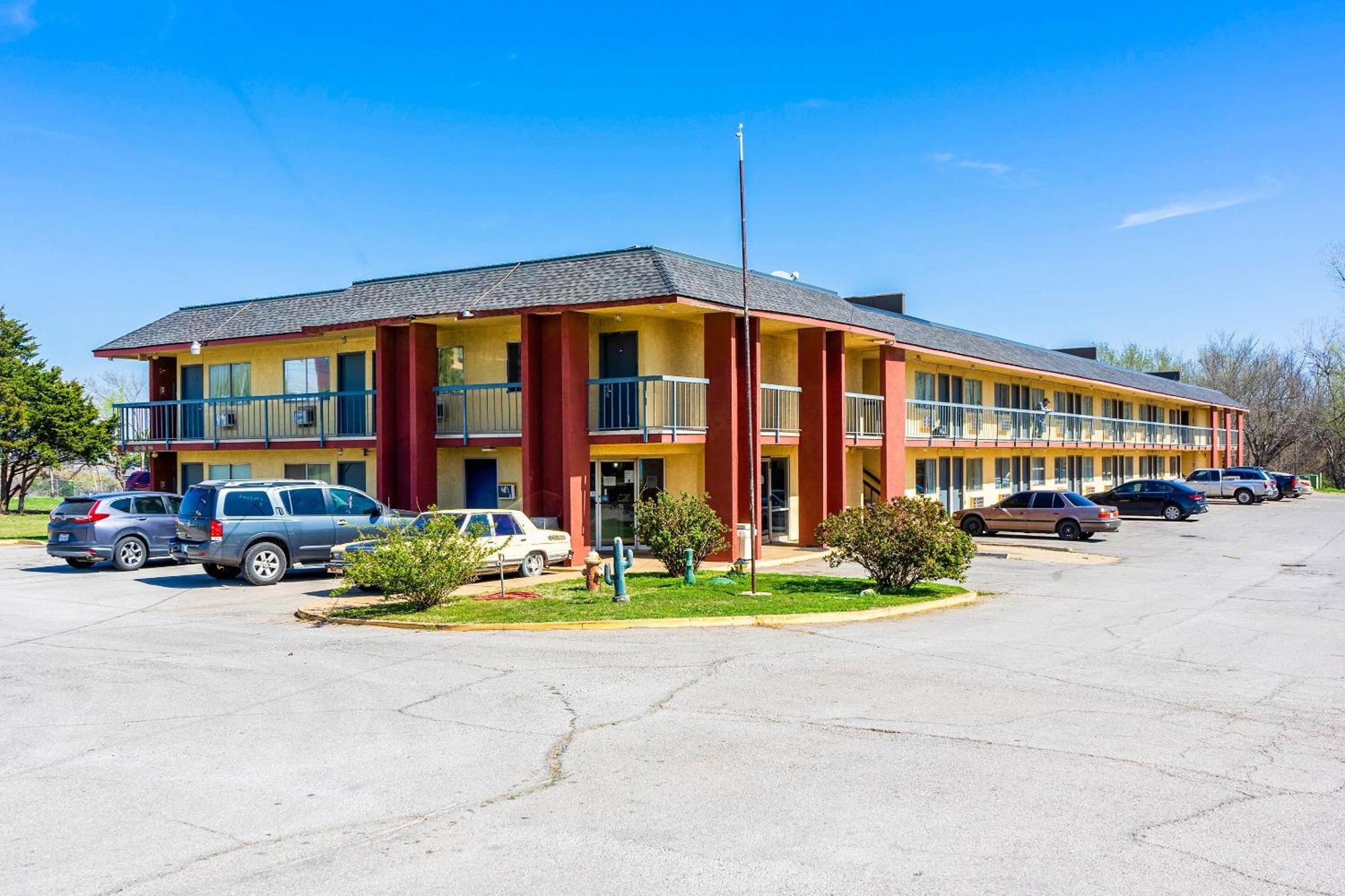 Castle Inn & Suites By Oyo Чикаша Экстерьер фото